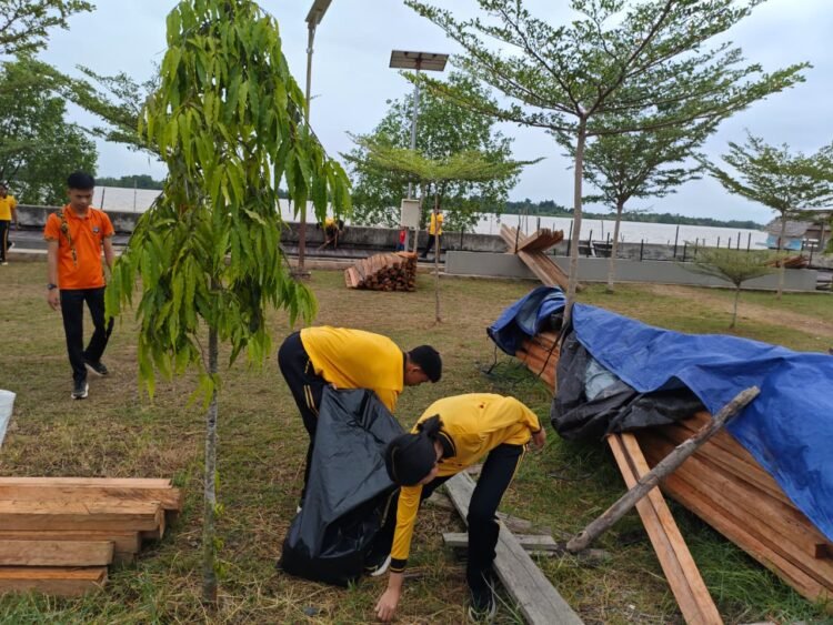 Polres Tana Tidung Laksanakan Kegiatan Kurve, Turun Langsung Bersihkan Siring dan Taman Sesayap Hilir
