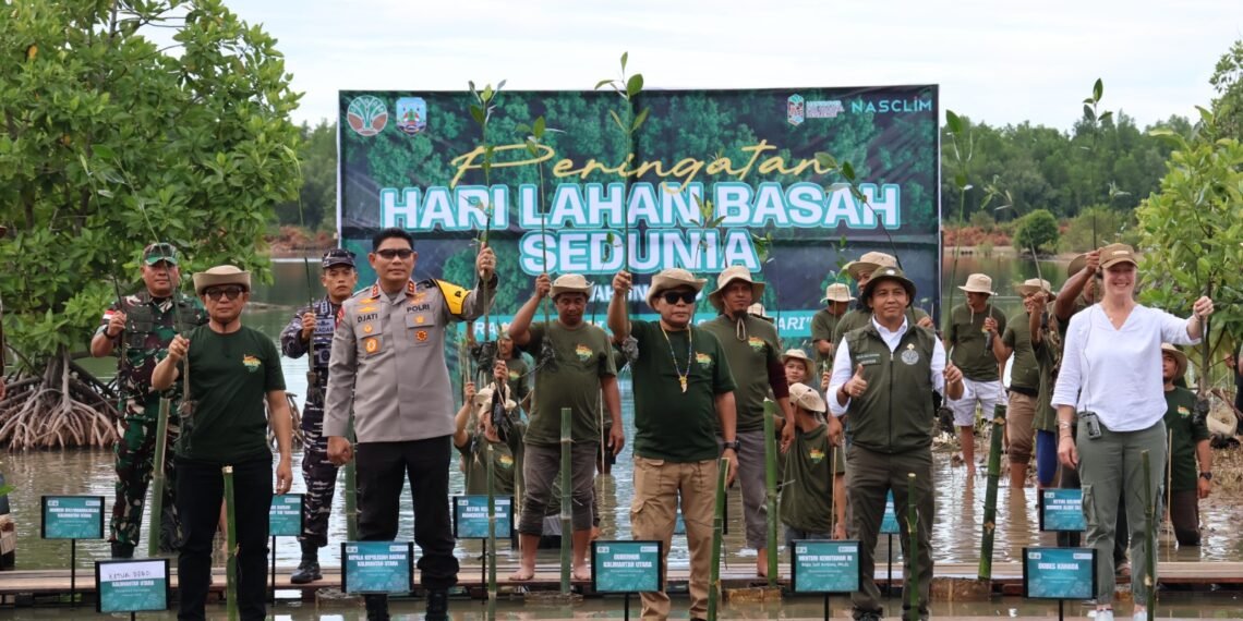 Terlibat Langsung Dipenanaman Mangrove, Kapolda Kaltara Tegaskan Komitmen Jaga Ekosistem Pesisir