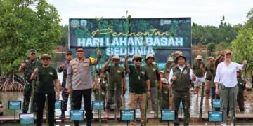 Terlibat Langsung Dipenanaman Mangrove, Kapolda Kaltara Tegaskan Komitmen Jaga Ekosistem Pesisir