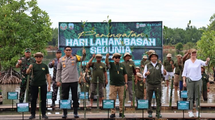 Terlibat Langsung Dipenanaman Mangrove, Kapolda Kaltara Tegaskan Komitmen Jaga Ekosistem Pesisir