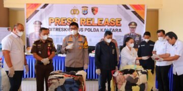 Polda Kaltara Gagalkan Peredaran 55 Ballpress Pakaian Bekas Impor Ilegal