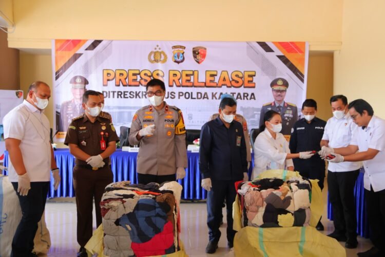 Polda Kaltara Gagalkan Peredaran 55 Ballpress Pakaian Bekas Impor Ilegal