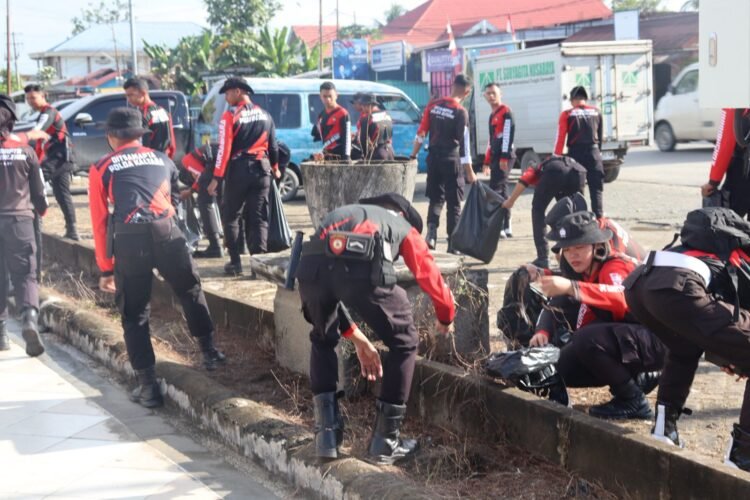 Punya Nilai Filisofis, Polda Kaltara Gelar Aksi Bersih-Bersih di Tugu Cinta Damai Bulungan