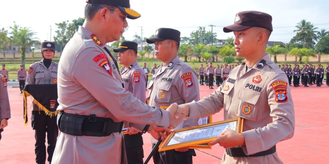 Berkontribusi Positif, Kapolda Kaltara Beri Reward dan Punishment ke 17 Personelnya