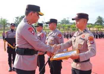 Berkontribusi Positif, Kapolda Kaltara Beri Reward dan Punishment ke 17 Personelnya