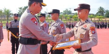 Berkontribusi Positif, Kapolda Kaltara Beri Reward dan Punishment ke 17 Personelnya