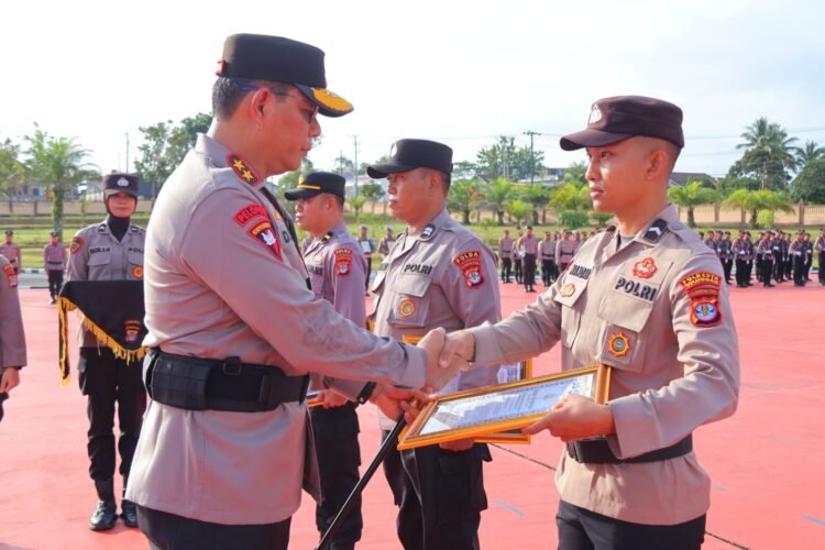 Berkontribusi Positif, Kapolda Kaltara Beri Reward dan Punishment ke 17 Personelnya