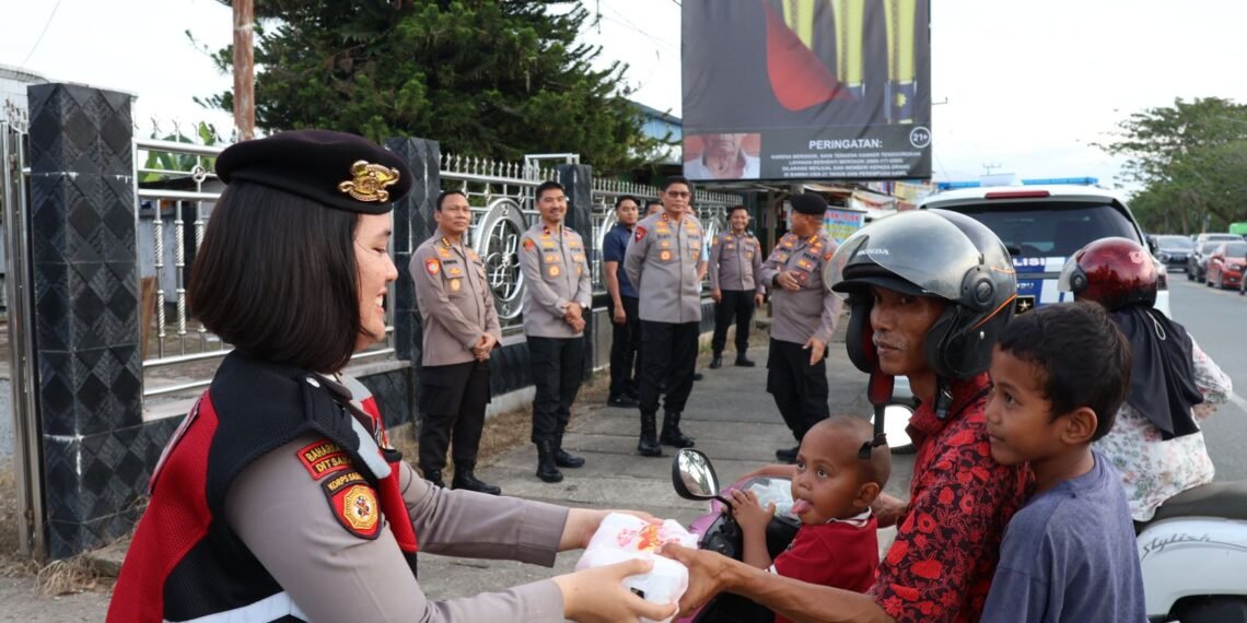 Berburuh Berkah di Ramadan, Polda Kaltara Berbagi Takjil