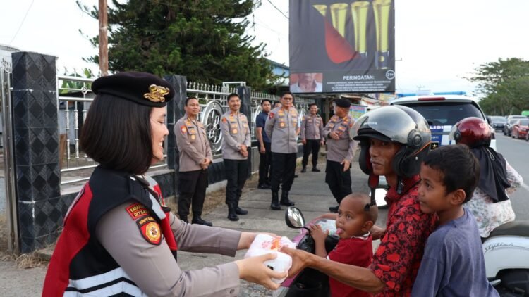 Berburuh Berkah di Ramadan, Polda Kaltara Berbagi Takjil