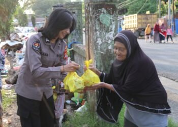 Wujud Kepedulian Sosial, Bid Humas Polda Kaltara Bagikan Takjil dan Sembako di Tarakan