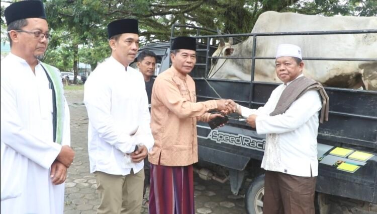 Gubernur Salat Iduladha Bersama Warga, Serahkan Hewan Kurban untuk Masyarakat