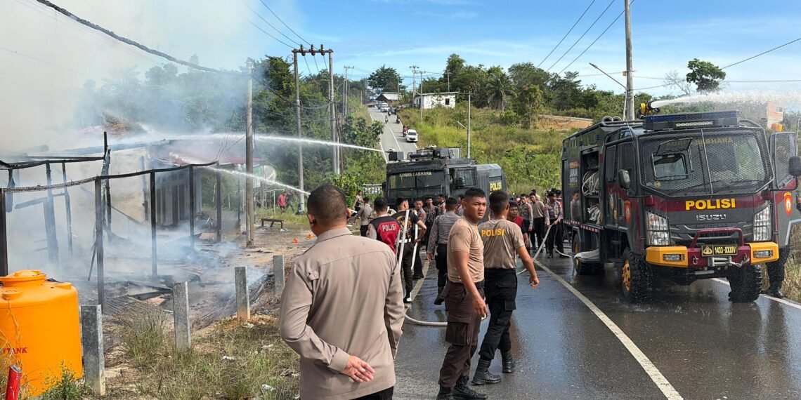Respon Cepat, Personel Ditsamapta Polda Kaltara Padamkan Kebakaran Rumah di Jalan Poros Tanah Kuning