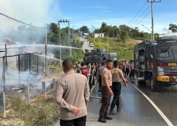 Respon Cepat, Personel Ditsamapta Polda Kaltara Padamkan Kebakaran Rumah di Jalan Poros Tanah Kuning