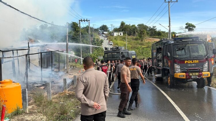 Respon Cepat, Personel Ditsamapta Polda Kaltara Padamkan Kebakaran Rumah di Jalan Poros Tanah Kuning