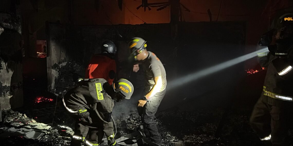 Polda Kaltara Sigap Padamkan Kebakaran Kantor Bupati Bulungan
