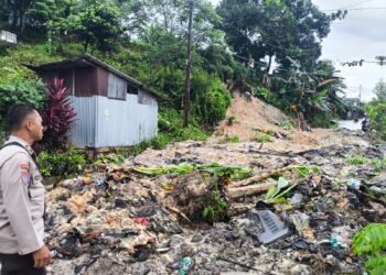 Jajaran Polda, BPBD dan Warga Bahu Membahu Buka Akses Jalan Pasca Longsor di Belakang Bumix