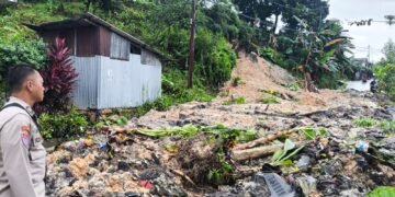 Jajaran Polda, BPBD dan Warga Bahu Membahu Buka Akses Jalan Pasca Longsor di Belakang Bumix