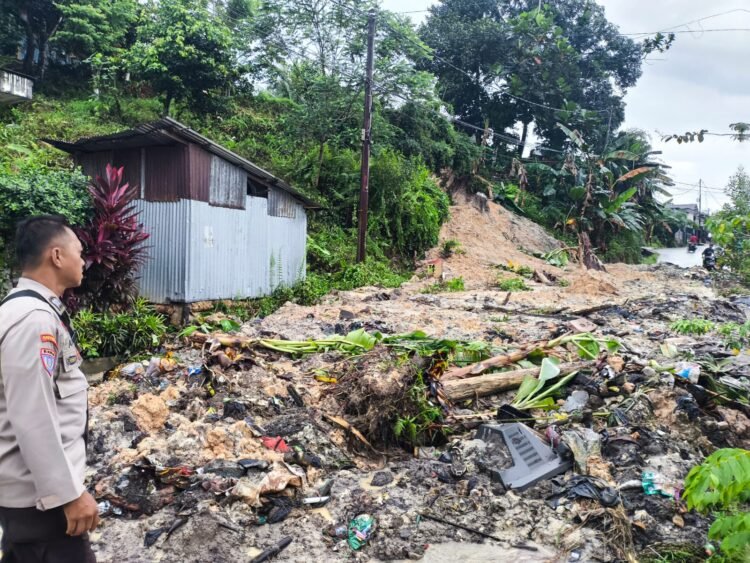 Jajaran Polda, BPBD dan Warga Bahu Membahu Buka Akses Jalan Pasca Longsor di Belakang Bumix
