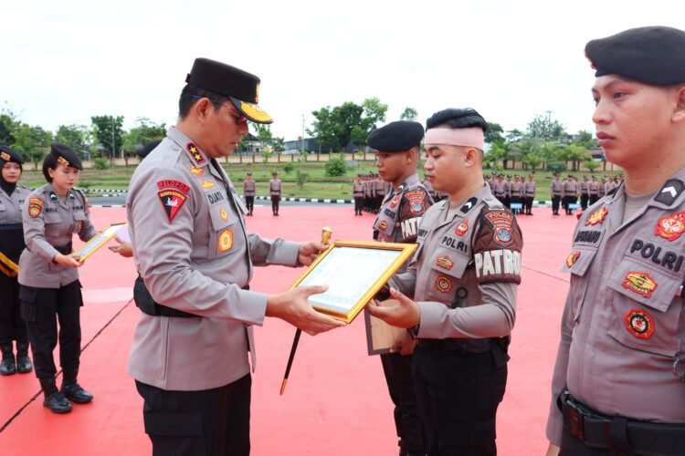 Kapolda Kaltara Berikan Penghargaan Untuk Personel Ditsamapta Berprestasi