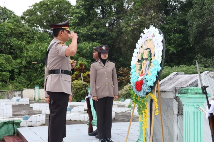 Kapolda Kaltara Pimpin Upacara Ziarah Rombongan di TMP Telabang Bangsa, Wujud Penghormatan kepada Jasa Para Pahlawan