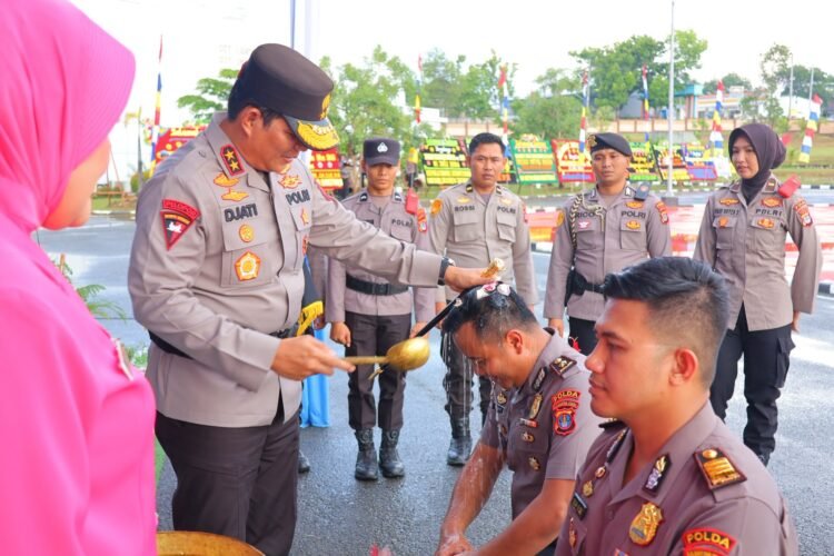Kapolda Kaltara Pimpin Upacara Kenaikan Pangkat Personel, Ini Adalah Amanah dan Bentuk Penghargaan