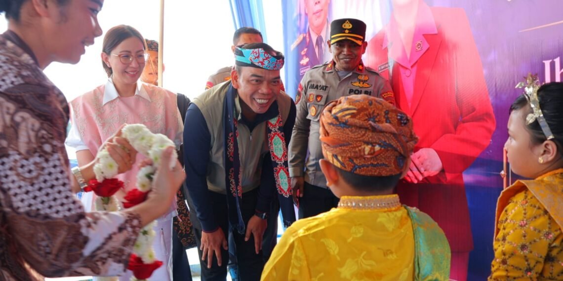 Kapolda Kaltara Irjen Pol. Agus Wijayanto Tiba di Tanjung Selor, Disambut Prosesi Adat dan Forkopimda