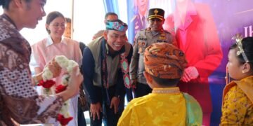 Kapolda Kaltara Irjen Pol. Agus Wijayanto Tiba di Tanjung Selor, Disambut Prosesi Adat dan Forkopimda
