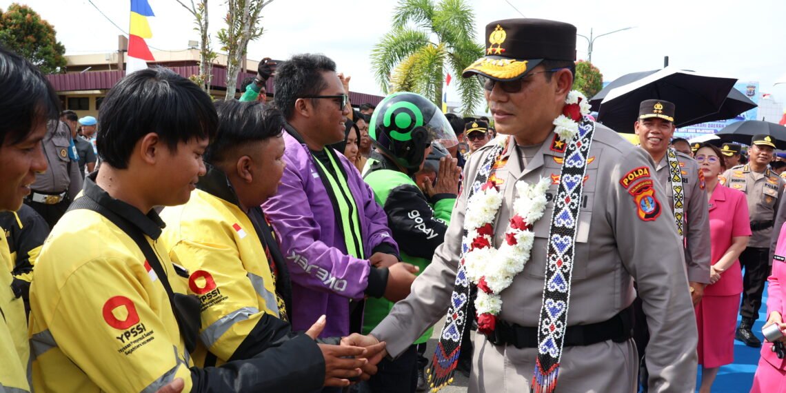 Komunitas Ojol Tanjung Selor Lepas Kepergian Irjen Pol. Djati Wiyoto Abadhy dengan Syal Dayak