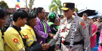 Komunitas Ojol Tanjung Selor Lepas Kepergian Irjen Pol. Djati Wiyoto Abadhy dengan Syal Dayak