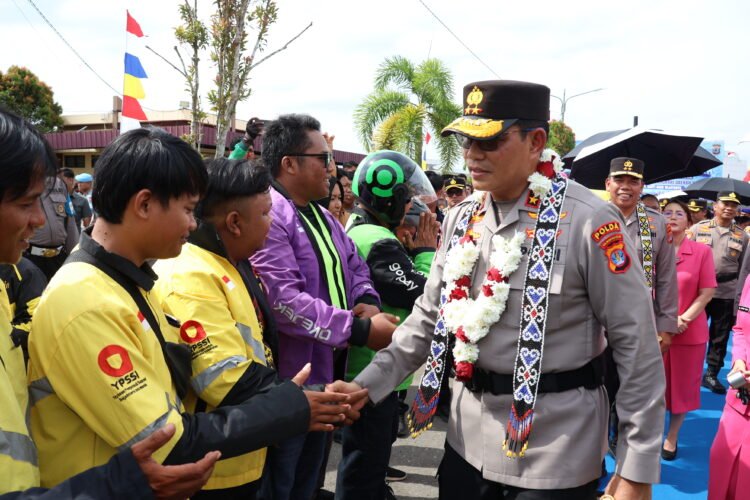Komunitas Ojol Tanjung Selor Lepas Kepergian Irjen Pol. Djati Wiyoto Abadhy dengan Syal Dayak