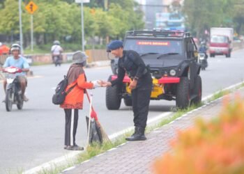 Jumat Berkah, Satbrimob Polda Kaltara Bagikan Kotakan untuk Masyarakat