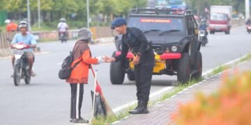 Jumat Berkah, Satbrimob Polda Kaltara Bagikan Kotakan untuk Masyarakat