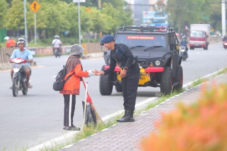 Jumat Berkah, Satbrimob Polda Kaltara Bagikan Kotakan untuk Masyarakat