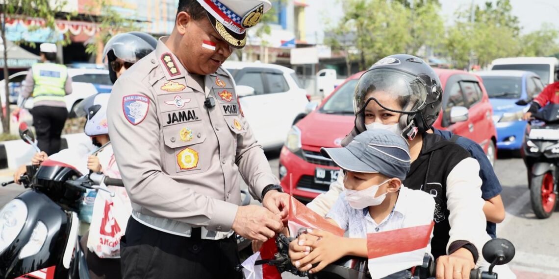 Polantas Karib Semarakkan HUT ke-81 RI, Ditlantas Polda Kaltara Bagikan 5.000 Bendera Merah Putih