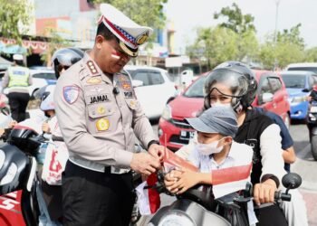 Polantas Karib Semarakkan HUT ke-81 RI, Ditlantas Polda Kaltara Bagikan 5.000 Bendera Merah Putih