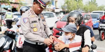 Polantas Karib Semarakkan HUT ke-81 RI, Ditlantas Polda Kaltara Bagikan 5.000 Bendera Merah Putih