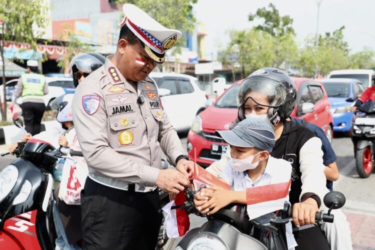 Polantas Karib Semarakkan HUT ke-81 RI, Ditlantas Polda Kaltara Bagikan 5.000 Bendera Merah Putih