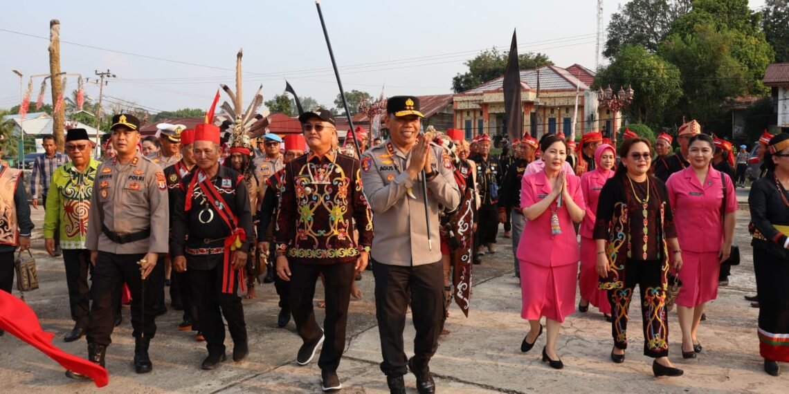 Kapolda Kaltara dan Ibu Ketua Bhayangkari Diterima sebagai Warga Kehormatan Adat Dayak Lundayeh Malinau