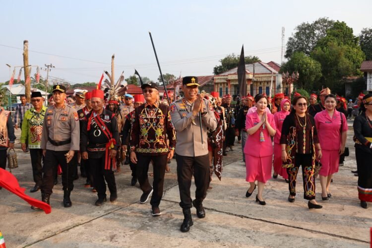 Kapolda Kaltara dan Ibu Ketua Bhayangkari Diterima sebagai Warga Kehormatan Adat Dayak Lundayeh Malinau