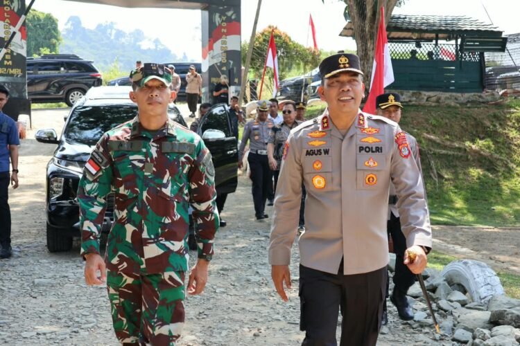Soliditas TNI–Polri Jaga Perbatasan RI–Malaysia, Kapolda Kaltara Sambangi Satgas Pamtas Yonarmed 4/Parahyangan