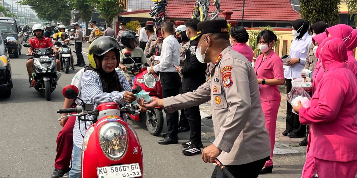 Polres Tarakan Bagikan Masker, Edukasi Warga Antisipasi Dampak Kabut Asap Karhutla
