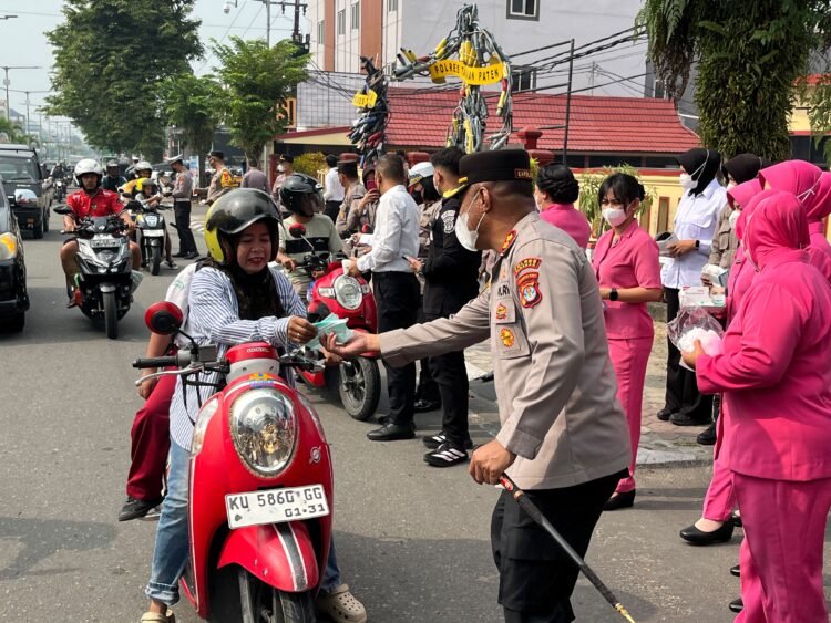 Polres Tarakan Bagikan Masker, Edukasi Warga Antisipasi Dampak Kabut Asap Karhutla