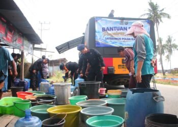 Satbrimob Polda Kaltara Salurkan Air Bersih kepada Masyarakat di Pantai Amal Tarakan