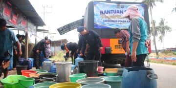 Satbrimob Polda Kaltara Salurkan Air Bersih kepada Masyarakat di Pantai Amal Tarakan