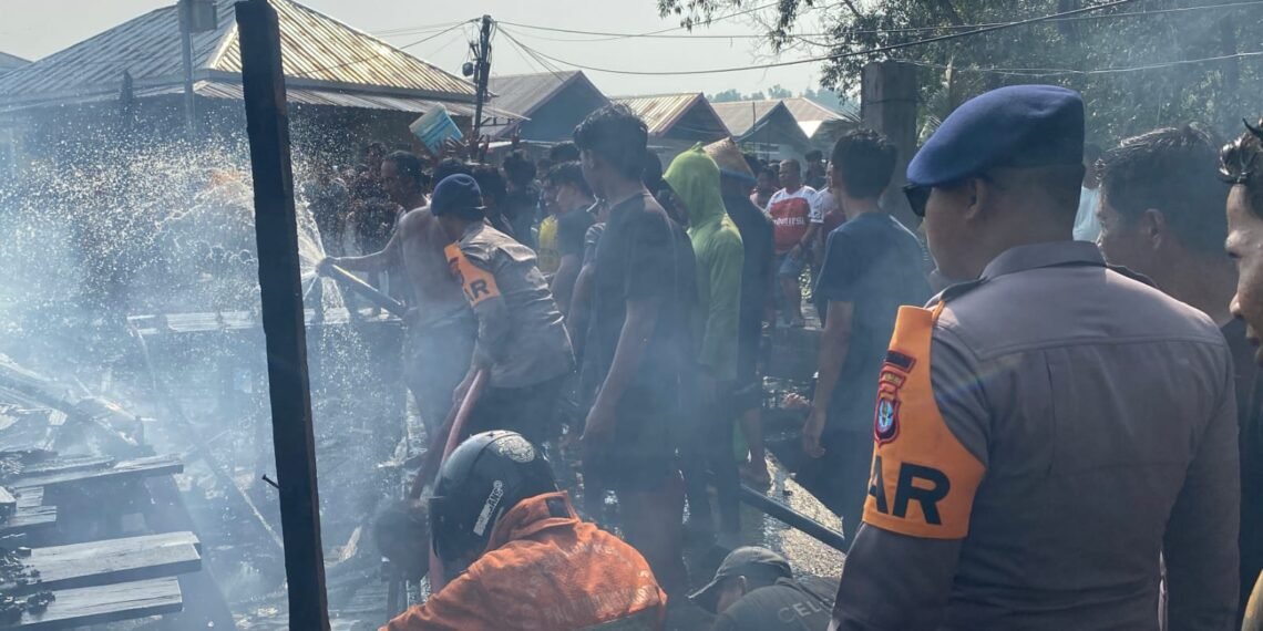 Tim SAR Brimob Polda Kaltara Quick Response Bantu Penanganan Kebakaran di Karang Rejo Tarakan