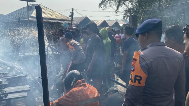 Tim SAR Brimob Polda Kaltara Quick Response Bantu Penanganan Kebakaran di Karang Rejo Tarakan