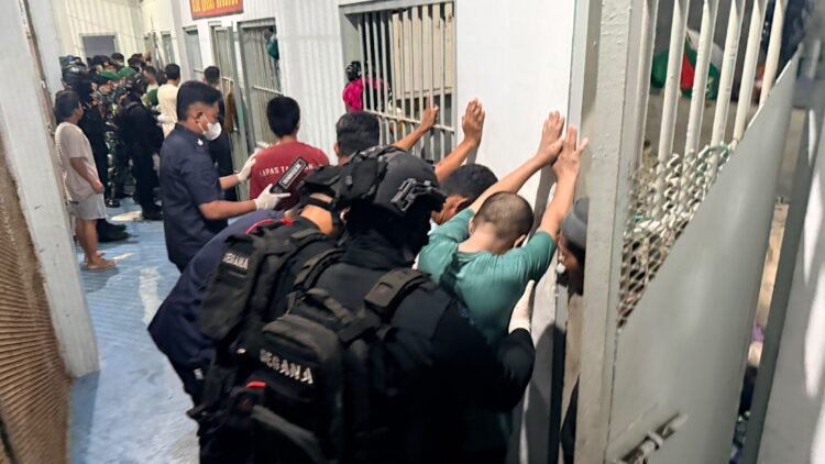 Satbrimob Polda Kaltara Bersama TNI-Polri dan BNNP Gelar Razia Gabungan di Lapas Kelas IIA Tarakan