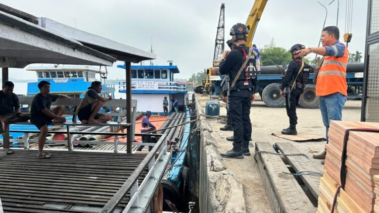 Brimob Kaltara Patroli Harkamtibmas di Area Pelabuhan, Jaga Situasi Tetap Aman dan Kondusif