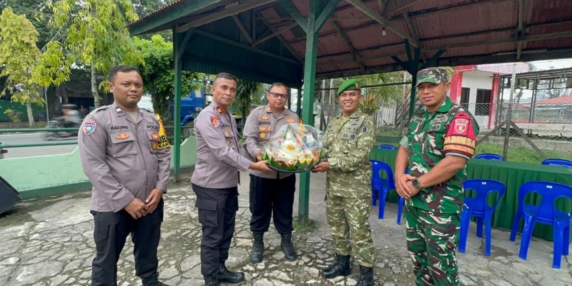 Pererat Sinergi, Polres Tarakan Beri Selamat dan Tumpeng Pada HUT TNI ke-81