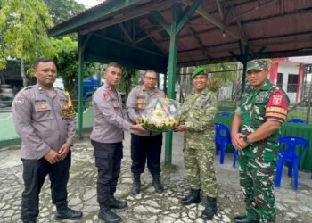 Pererat Sinergi, Polres Tarakan Beri Selamat dan Tumpeng Pada HUT TNI ke-81